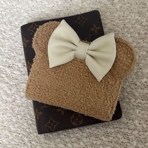 Disney Loungefly Minnie Sherpa Bow Zip Wallet